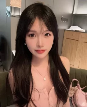 00后小女生意外下海