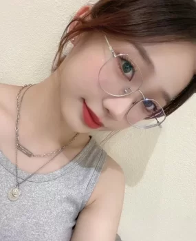 清纯眼镜妹百分百配合